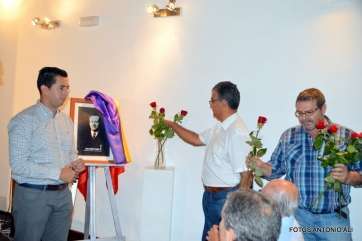 Momento de la ofrenda floral a Juan Negrín (Foto Antonio Alí)