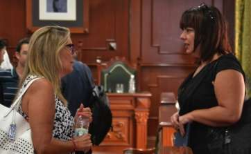 Gloria Cabrera (d), concejala de Políticas de Igualdad, conversa con María González Calderín (i), titular del área de Agricultura (Foto Daniel Ojeda)