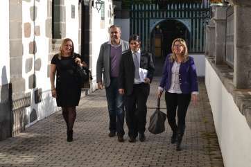 Imagen de archivo de la alcaldesa junto a otros ediles del PP a su llegada al Pleno municipal (Foto Daniel Ojeda)