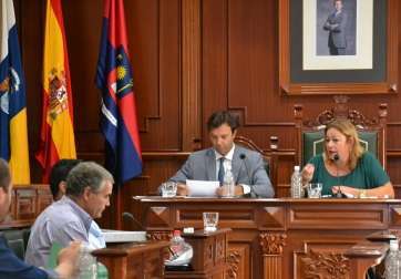 Mari Carmen Castellano se dirige a Juan Quintana durante el Pleno de este lunes (Foto TA)