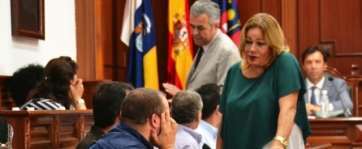 La alcaldes y el portavoz del PP charlan con miembros de la oposición, en un receso del Pleno de este lunes (Foto Daniel Ojeda)
