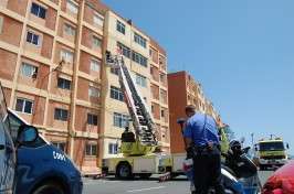 Imagen de archivo de una intervención en las viviendas ante la caída de cascotes de la fachada (Foto TA)