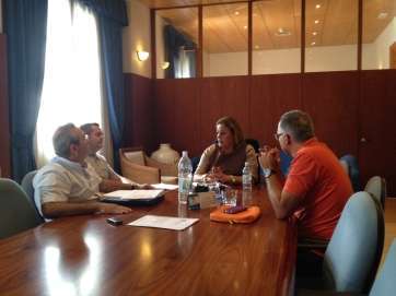 Momento de la reunión con el edil de Cultura y consejero delegado de Gestel, Daniel Martín, y el director general de Economía y Hacienda, Dario López (Foto TA)