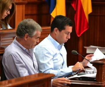 Los dos ediles socialistas, en el Pleno del pasado lunes (Foto TA)