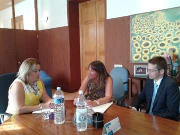 Castellano junto a responsables de la obra social, este viernes (Foto TA)