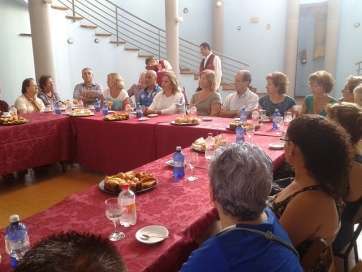 Momento del desayuno con vecinos de El Ejido (Foto TA)