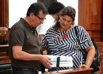 El concejal de Más por Telde, Juan Francisco Artiles, charla con Celeste López, edila de NC, en el último Pleno (Foto Daniel Ojeda)