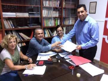 Alejandro Ramos, presentando este lunes los avales en la sede insular del PSOE (Foto TA)