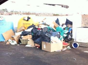 Basura acumulada en el muelle de Taliarte (Foto TA)