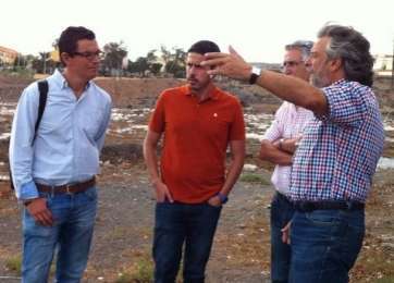 Los nacionalistas Pablo Rodríguez y Héctor Suárez conversan con Emilio Vicente y Jorge Hernández Duarte, de Yrichen (Foto TA)