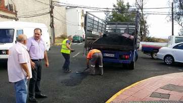 El concejal Juan Martel supervisa el parcheado de una calle del barrio (Foto TA)