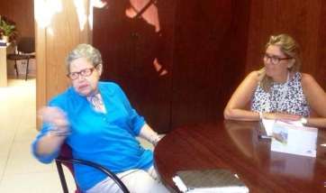 Francisca Oliva junto a la concejala María González Calderín (Foto TA)