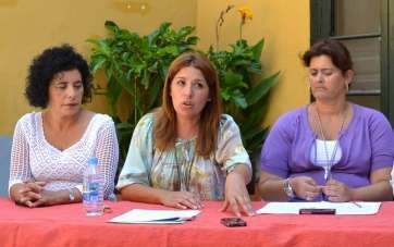 Carmen Hernández (centro) junto a dos concejalas de NC en Telde (Foto TA)