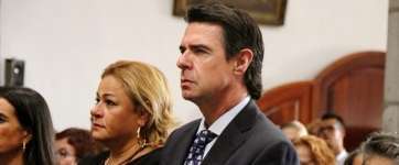 La alcaldesa de Telde, en medio de Soria y de Hernández Bento, en un acto en Telde (Foto TA)