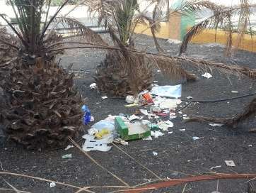 Suciedad en los espacios públicos de Las Huesas (Foto TA)