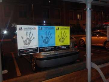 Carteles en paradas de guaguas (Foto TA)