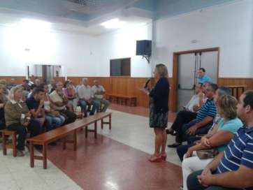 La presidenta local del PP y alcaldesa de Telde, Mari Carmen Castellano, se dirige a los vecinos (Foto TA)