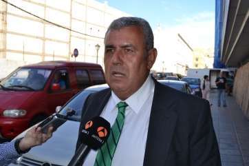 Imagen de archivo de Mena a las puertas del Juzgado en la capital grancanaria, la primera vez que se pospuso el juicio (Foto TA)