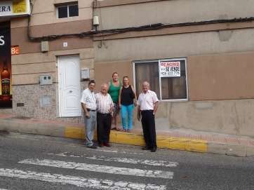 Miembros de Vecinos Unidos y residentes en uno de los pasos de peatones (Foto TA)