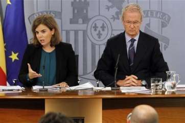 La vicepresidenta Soraya Sáenz de Santamaría y el ministro de Defensa, Pedro Morenés (Foto TA)