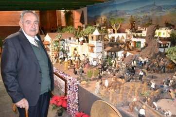 El artesano José Sánchez junto a su obra (Foto TA)