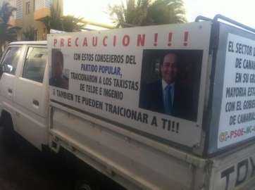 Pegatina donde se visibiliza el rechazo a los consejeros Santana y Hernández Lobo (Foto TA)