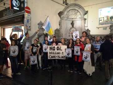 Portesta de universitarios canarios en Bruselas, este sábado 18 de octubre (Foto TA)