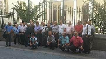 Representantes de Telde e Ingenio en el exterior del Parlamento canario (Foto TA)