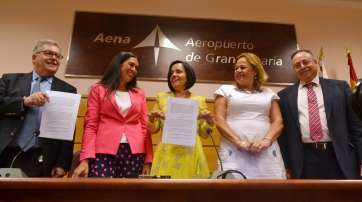Margarita Alonso, junto a los representantes de las administraciones canarias tras la firma del convenio (Foto TA)
