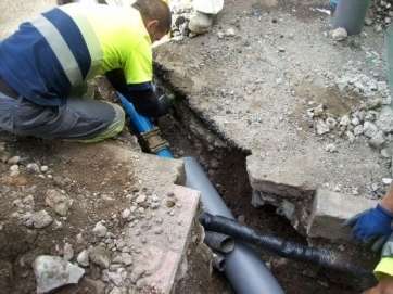 Imagen de archivo de la reparación de una tubería por parte de trabajadores de Aguas de Telde (Foto TA)
