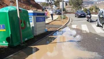 Charco que se forma en la entrada al Valle de Jinámar (Foto TA)