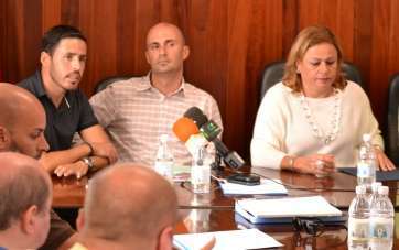 Héctor Suárez (i), Juan José Gil (c) y Mari Carmen Castellano (d) (Foto TA)