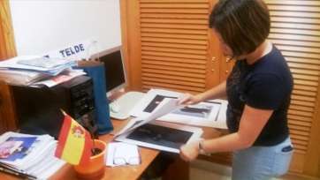 La jefa de Protocolo del Ayuntamiento, Vanessa Muñoz, supervisa las fotografías oficiales (Foto TA)