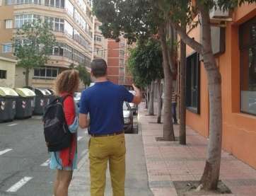 Mario Torres durante la entrevista, en una de las calles en la que los árboles ocasionan problemas (Foto TA)