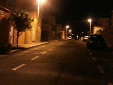La luz volvió anoche a varias calles de Hoya Pozuelo (Foto TA)