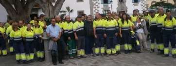Trabajadores de Parques y Jardines, este miércoles, concentrados en la plaza de San Juan (Foto TA)