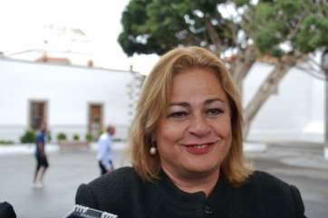 La alcaldesa, en la improvisada rueda de prensa que ofreció esta mañana en la plaza de San Juan (Foto TA)