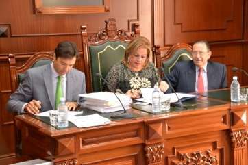 Imagen de archivo de Orts junto a la alcaldesa y el secretario municipal en un Pleno (Foto TA)