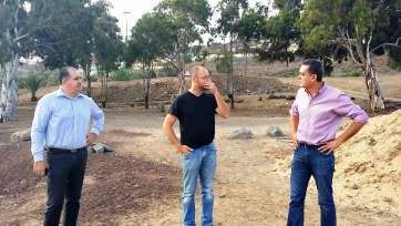 Los concejales Juan Martel y Mario Torres en el solar donde se ubicará el equipamiento (Foto TA)