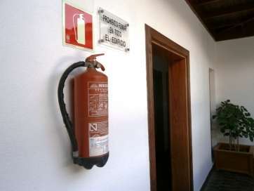 Extintor de la planta alta de las Casas Consistoriales de San Juan (Foto TA)