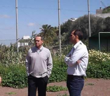El consejero Hernández Lobo, en los terrenos del nuevo equipamiento deportivo de Lomo Magullo (Foto TA)