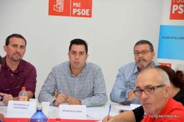 La mesa presidencial de la conferencia política minutos después de comenzar el acto (Foto Antonio Alí)