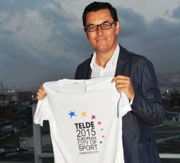 Pablo Rodríguez muestra una camiseta con el logro de Ciudad Europea del Deporte (Foto Gerardo Montesdeoca-C7)