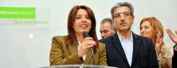 La candidata a la Alcaldía y el presidente de Nueva Canarias, Román Rodríguez, en un momento del acto de esta noche (Foto Antonio Alí)