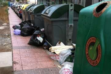 Bolsas de basura colocadas fuera de los contenedores (Foto TA)