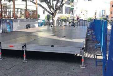 En la imagen, tarima alquilada por el Ayuntamiento e instalada ayer (Foto TA)