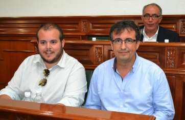 Los ediles Rubén Rodríguez y Juan Francisco Artiles durante un Pleno (Foto TA)