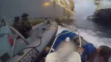 Momento en que una zodiac de la Armada española embiste a una de las lanchas neumáticas de Greenpeace (Foto TA)