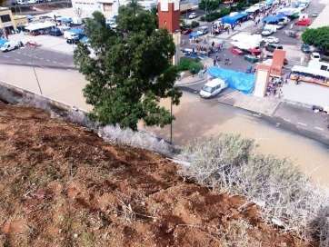 Charco que se forma en la vía donde se monta cada domingo el mercadillo ambulante en Jinámar (Foto Pablo R. H.)