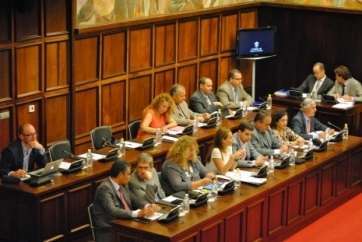 Bancada del grupo de Gobierno del Cabildo grancanario (Foto Acfi Press)